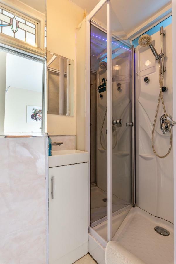 Little Brighton Beach Apartments - Also Separate Spa Cabin And Watersports Exterior foto